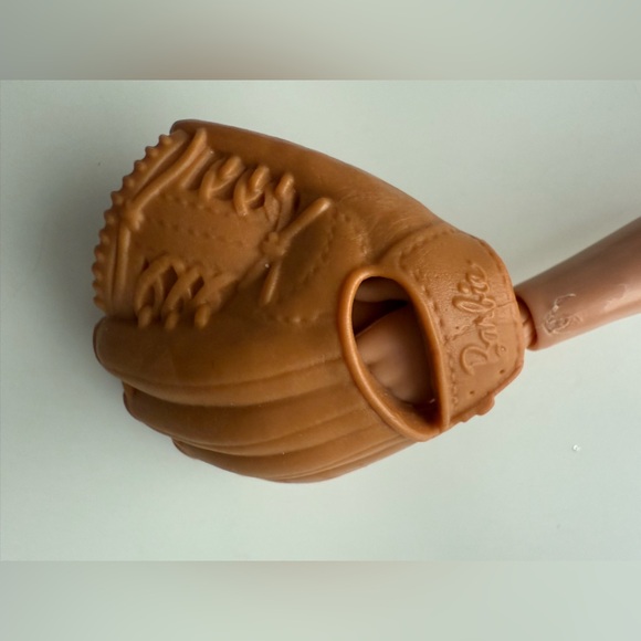 Barbie Made to Move baseball player doll - Picture 4 of 5